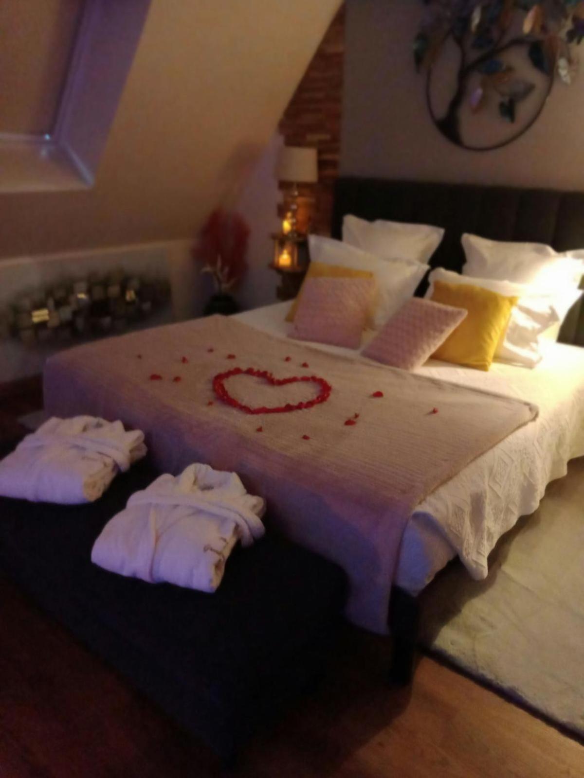 Manoir Du Grand Chene Hotel La Vraie-Croix Екстериор снимка